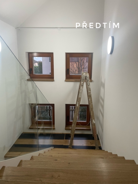 Záclony na schodišti