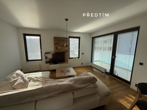 Krémové záclony v novém apartmánu