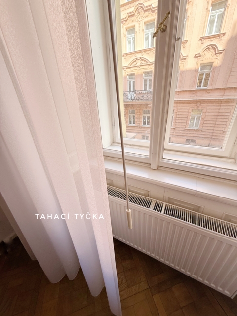 Záclony v kuchyni na Královských Vinohradech